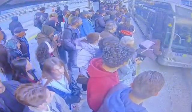 Metrobüs durağında korku dolu anlar: Bayılan genç kız aracın önüne düştü