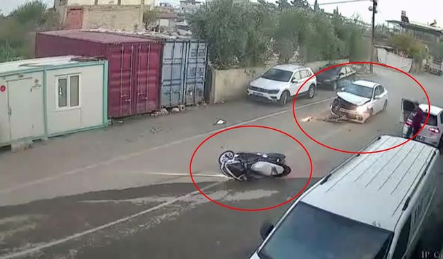 Otomobille çarpışan motosiklet sürücüsü havada taklalar attı