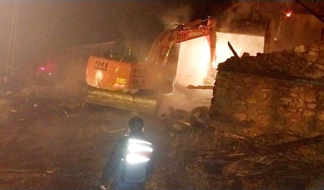 Feke’de çıkan ev yangınında bir ev tamamen kül oldu