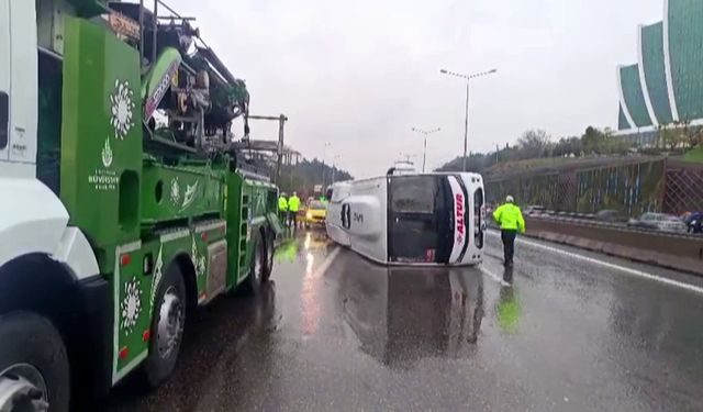 Devrilen servis minibüsünde 5 kişi yaralandı