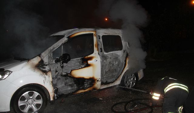 Ailesine kızan şahıs arabasını ateşe verdi