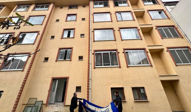 Yüksekte kalan kediyi kurtarmak için canla başla çalıştılar