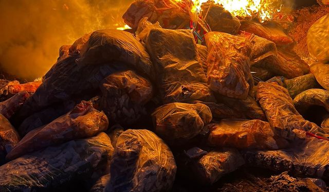 Son kullanma tarihi geçmiş 2 ton cips, şekerleme ve çikolata imha edildi