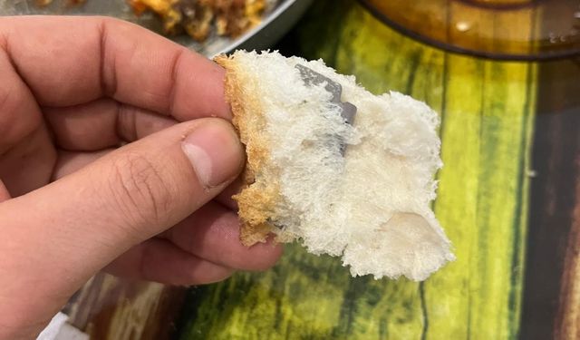Fırından alınan ekmeğin içinden jilet çıktı