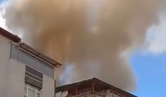 Etimesgut’ta binanın çatısı alevlere teslim oldu