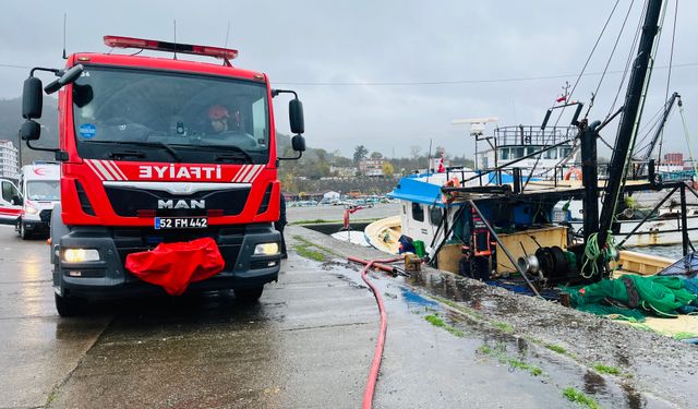 Ünye’de balıkçı teknesi batmaktan son anda kurtarıldı