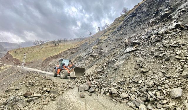 Batman'da şiddetli yağış 5 köy yolunu kapattı