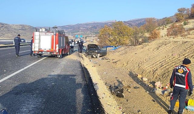Besni’de otomobil şarampole yuvarlandı