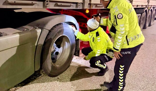 Trafik ekiplerinden kış lastiği uyarısı