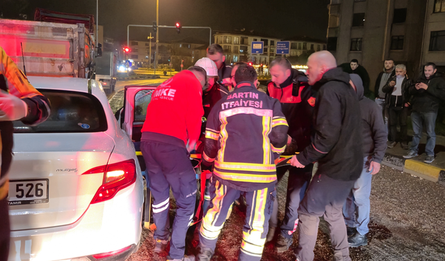 Tırın dorsesine saplanan otomobilde 1 kişi yaralandı