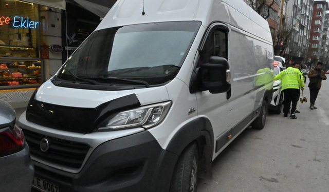 Sol şeritte faciadan dönüldü: Kamyonet kadının ayağını ezdi