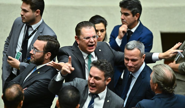 Bolsonaro’nun darbe cezasını düşüren tasarı meclisten geçti