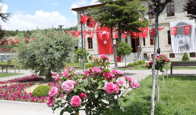 Keçiören’in çiçekleri kendi serasında yetişiyor