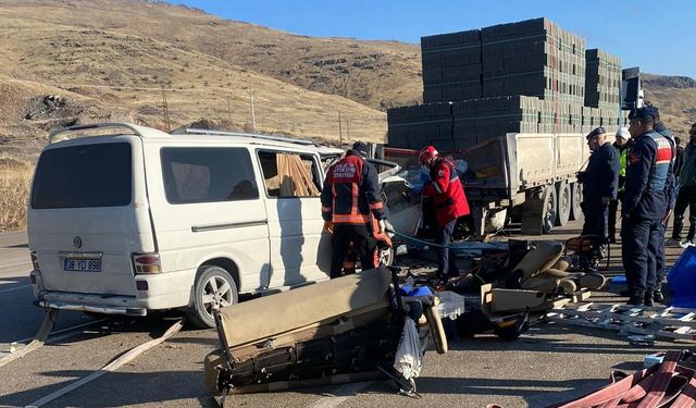 Malatya-Ankara yolunda minibüs tıra arkadan çarptı