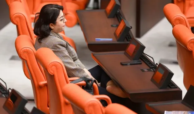 Öznur Bartın, Genel Kurul’u ayakkabılarını çıkararak izledi