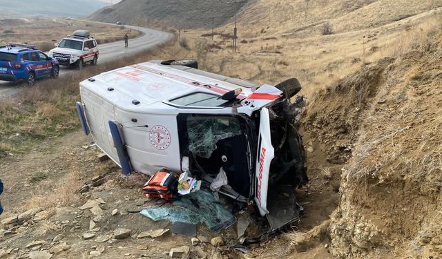 Muş Devlet Hastanesi dönüş yolunda ambulans devrildi