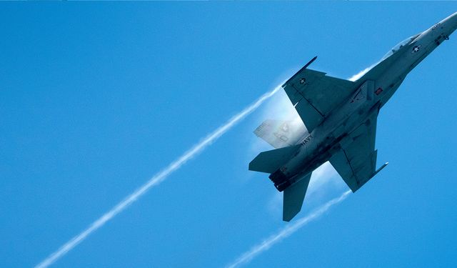 ABD F-18’leri Venezuela hava sahasına girdi!