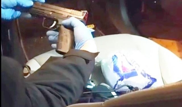 Kontrole takıldı, gizli bölmeden ruhsatsız tabanca çıktı