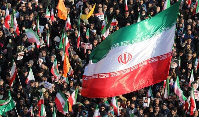 Tahran’da Laricani ve 104 asker için kalabalık cenaze töreni