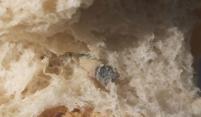 İzmir'de ekmeğin içinden vida çıktı