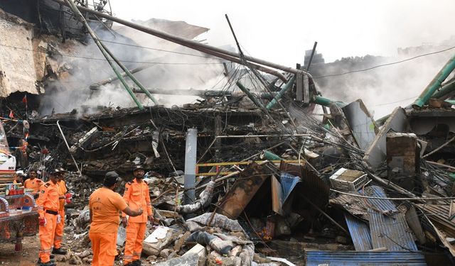 Pakistan'da avm yangını can pazarına dönüştü