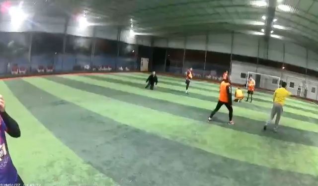 Antalya'da halı sahanın çatısı böyle çöktü