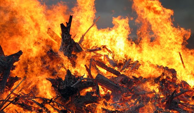 Sincan’da parkta yakılan ateş tehlike saçtı
