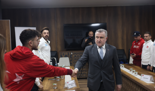 Bakan Osman Aşkın Bak, Kış Olimpiyatları öncesi milli sporcularla buluştu