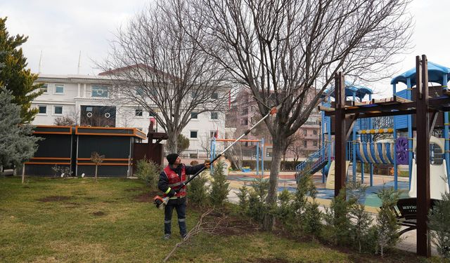 Keçiören’de park ve yeşil alanlarda kış bakımı sürüyor
