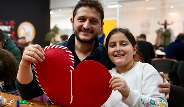 Babalar kızlarıyla 14 Şubat’a özel kalp yastık hazırladı