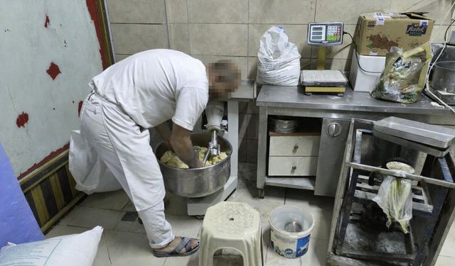 Ramazan’da şok görüntü: Hamuru ayağıyla çiğnedi