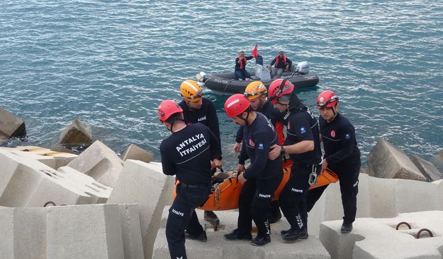 Antalya'da bir vatandaş balık tutarken kayalıklara sıkıştı