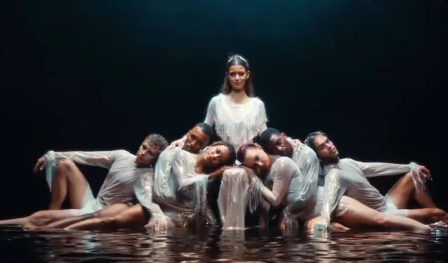 Beren Saat’ten İngilizce şarkısı “CapitaliZoo” yayımladı