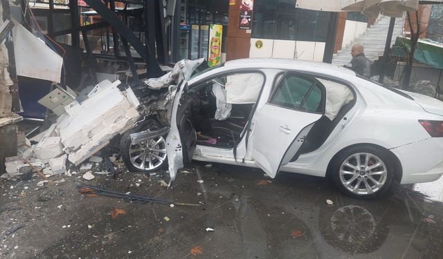 Bingöl'de kontrolden çıkan araç iş yerine çarptı