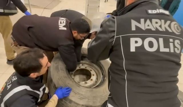 Tırın lastiğine gizlenen 22 kilo skunk operasyonla ele geçirildi