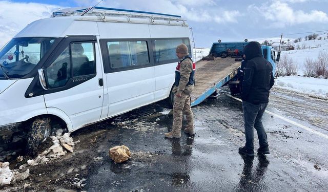 Elazığ'da yoğun kar yağışı minibüsü yoldan çıkardı