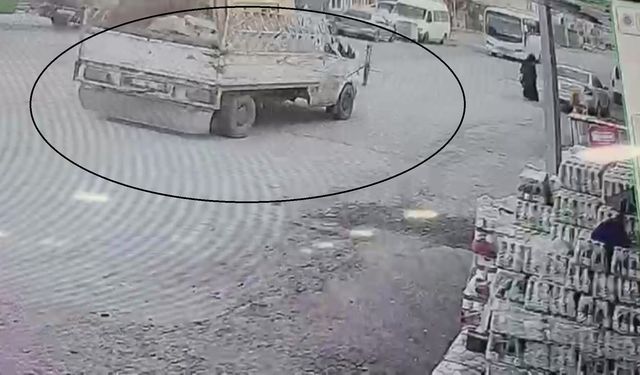 Seyir halindeki pikabın kapağı yaya kadına çarptı