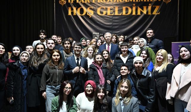 Mansur Yavaş ilk iftarda üniversitelilerle buluştu