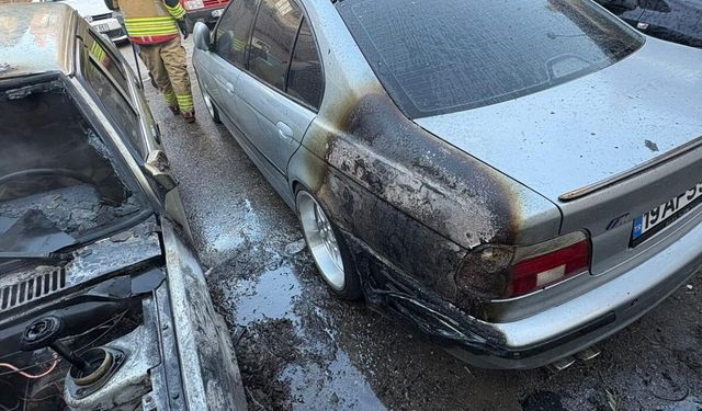 Salihli’de park halindeki 2 otomobil yandı