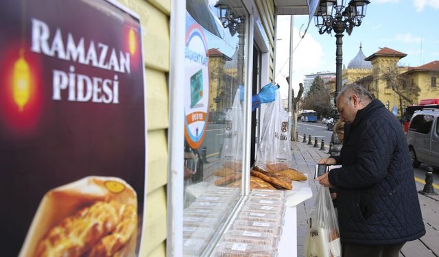 Ankara’da mobil fırından sıcak Ramazan pidesi dönemi