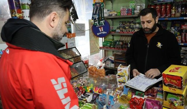 Hayırseverler bayram öncesi mahallenin borcunu kapattı