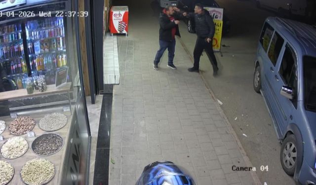 Adana’da iki kardeş sokak ortasında birbirine girdi