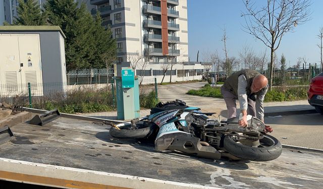 Okul servisi ile motosikletin çarpıştığı kaza kamerada
