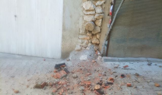 Denizli’de sarsıntı korkuttu, bazı yapılarda çatlaklar oluştu