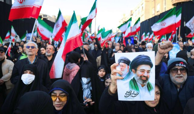 Tahran’da on binler Mücteba Hamaney için toplandı