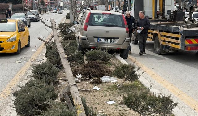 Sincan’da otomobil yayalara çarptı: 1’i ağır 2 yaralı