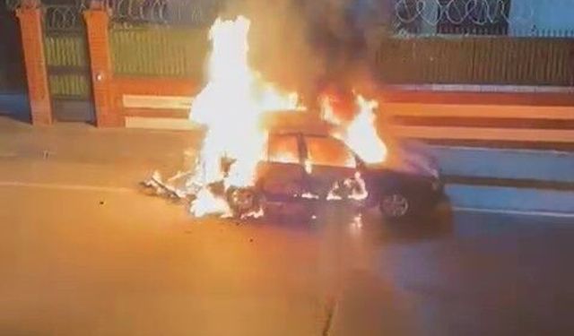 Park halindeki otomobil bir anda alev aldı
