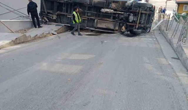 Çankaya’da yokuşta kamyonet devrildi, sürücü yaralandı