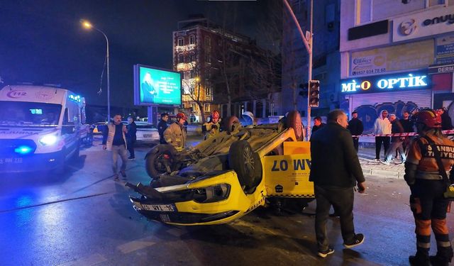 Kadıköy Rıhtım’da taksi takla attı