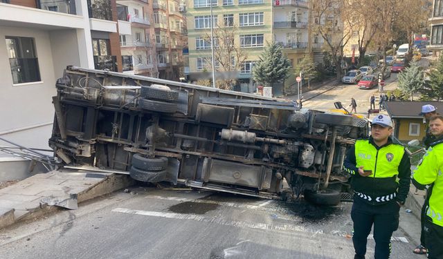 Ankara’da devrilen kamyonet güvenlik kamerasında